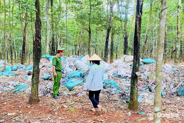 Công an xã Tân Quan kiểm tra phát hiện một cơ sở đổ trộm chất thải ra môi trường. Ảnh: CTV