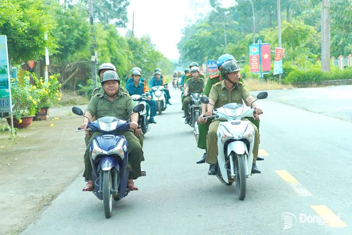 Công an xã Phú Lý tổ chức tuyên truyền người dân trong cao điểm thu gom vũ khí, vật liệu nổ. Ảnh: CTV