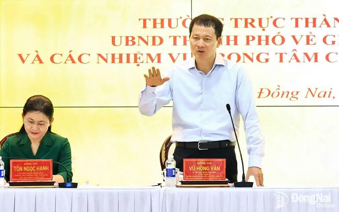 Đồng chí Vũ Hồng Văn, Ủy viên Trung ương Đảng, Bí thư Thành ủy, Trưởng đoàn Đại biểu Quốc hội thành phố Đồng Nai phát biểu tại hội nghị. Ảnh: Công Nghĩa
