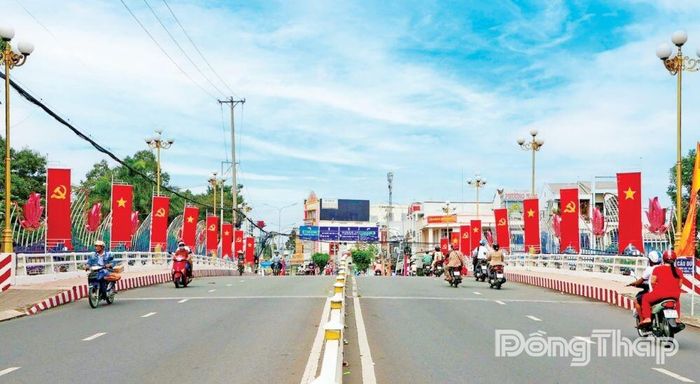 Cờ Đảng, cờ Tổ quốc rực đỏ chào mừng Lễ Quốc khánh 2-9 trong nội ô phường Cao Lãnh.