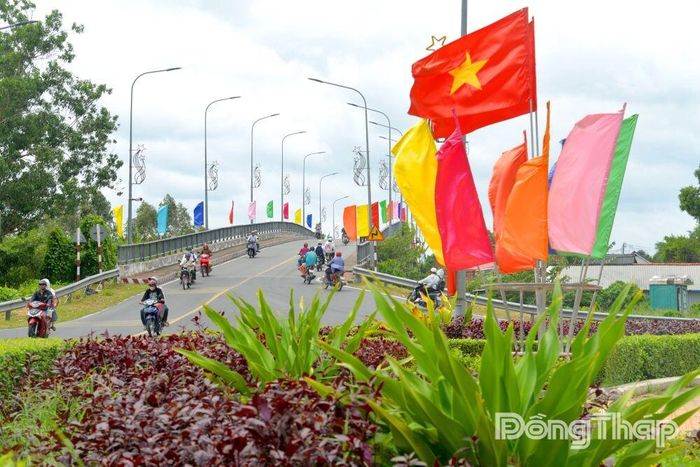 Công tác trang trí chào mừng Quốc khánh 2-9 được xã Tân Phước 1 thực hiện trang trọng, sinh động trên các tuyến đường trung tâm của xã.