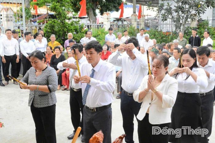 Đoàn Đảng ủy, HĐND, UBND, Ủy ban MTTQ Việt Nam xã Long Tiên viếng, dâng hương tại Nhà bia ghi danh liệt sĩ.
