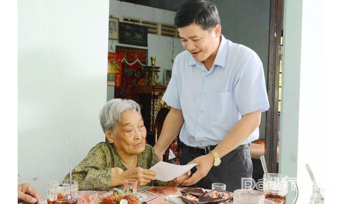 Chủ tịch UBND xã Long Tiên Đỗ Quốc Khánh thăm, tặng quà gia đình liệt sĩ.