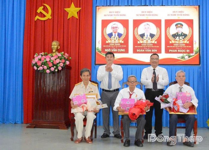 Lễ trao Huy hiệu Đảng cho các đảng viên có nhiều năm cống hiến, được tổ chức trang trọng trong không khí mừng Quốc khánh 2-9.