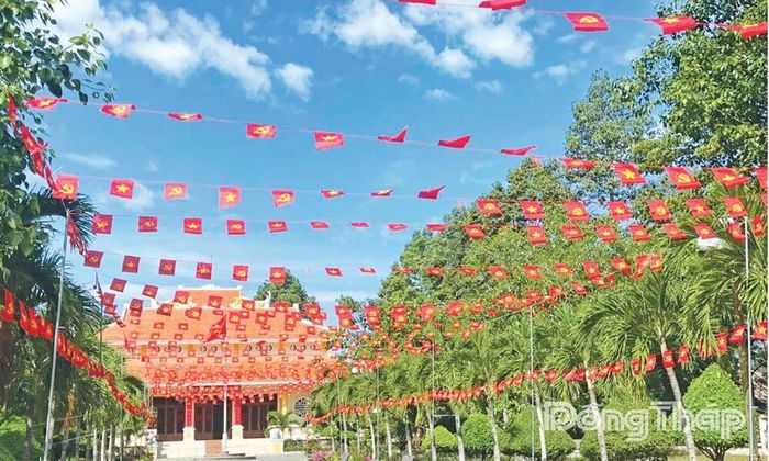 Mô hình “Đoạn đường cờ Tổ quốc” tại khuôn viên Đền thờ Liệt sĩ Tân Hồng.