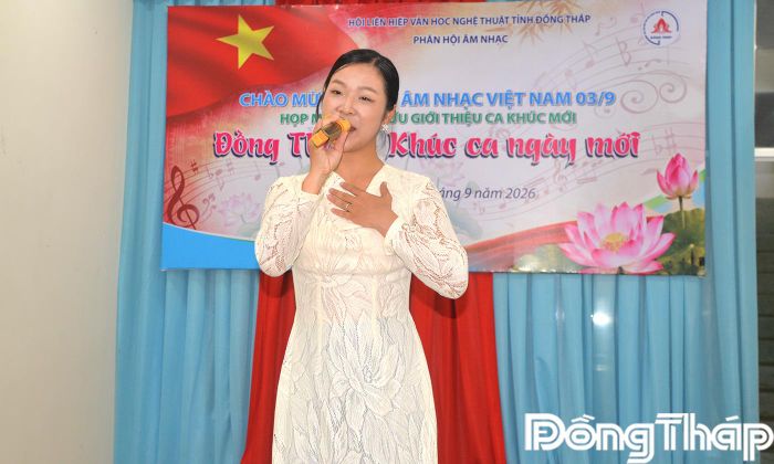 Ca sĩ biểu diễn ca khúc “Ai về nơi ấy quê tôi”. 