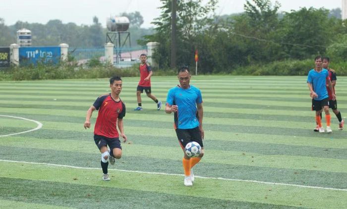  Trận đấu tại bảng B giữa đội phường An Phú (áo đỏ) và xã Phú Thiện diễn ra kịch tính, hấp dẫn. Ảnh: R'Ô HOK 