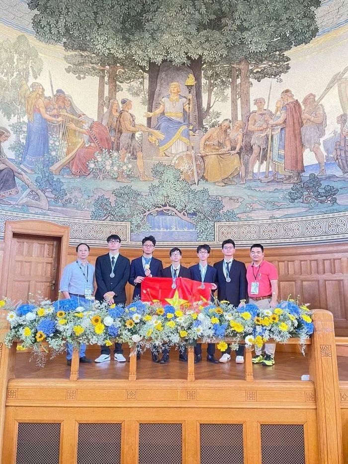  Em Nguyễn Vũ Mạnh Khang (thứ 2 từ phải sang) cùng đội tuyển Việt Nam tham dự Olympic Vật lý châu Âu (EuPhO) 2026. Ảnh: NVCC 