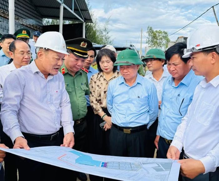 Bí thư Tỉnh ủy Thái Đại Ngọc (thứ 4 từ phải sang) kiểm tra địa điểm xây dựng cảng Phù Mỹ vào tháng 8-2026. Ảnh: N.H