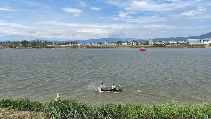 Lực lượng chức năng phối hợp cùng người dân tìm kiếm trên sông Lại Giang. Ảnh: Tuấn Anh