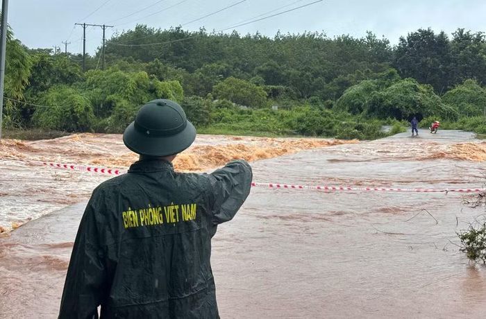 Đồn Biên phòng Ia Púch lập chốt cảnh báo tại ngầm tràn bị ngập. Ảnh: ĐVCC