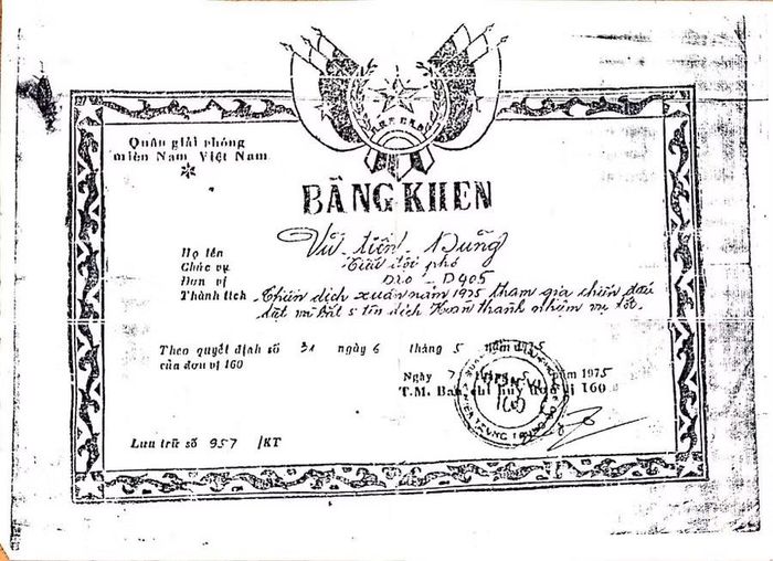  Bằng khen của ba trong trận đánh năm ấy. Ảnh: H.L 