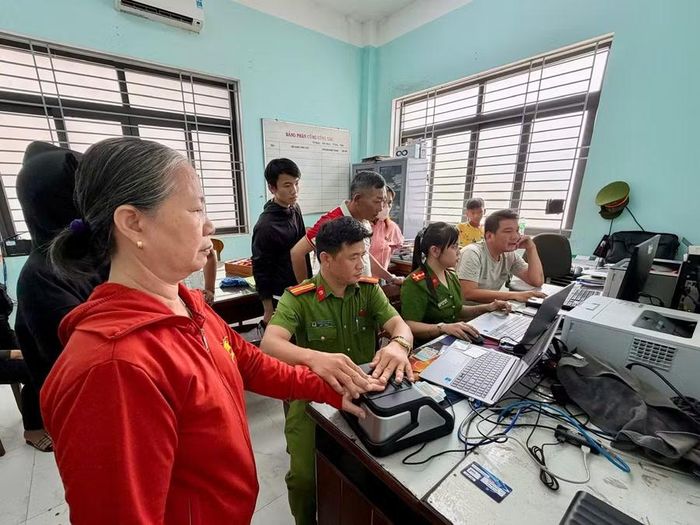  Cán bộ Công an phường An Nhơn Nam giải quyết thủ tục cấp căn cước cho người dân. Ảnh: Nguyễn Chơn 
