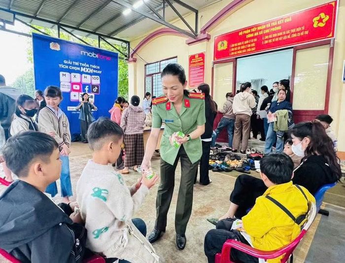  Công an xã Chư Prông bố trí 100% cán bộ, chiến sĩ túc trực giải quyết thủ tục cấp căn cước, định danh điện tử cho người dân. Ảnh: Quang Thiện 