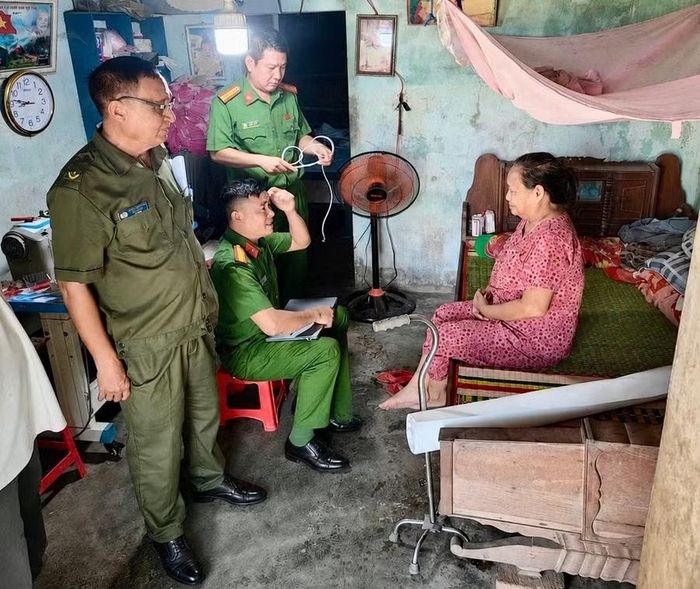  Công an phường An Nhơn Nam đến tận nhà thu nhận hồ sơ cấp căn cước cho trường hợp bị bệnh tật. Ảnh: Nguyễn Chơn 