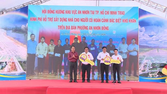 Hội đồng hương khu vực An Nhơn tại TP. Hồ Chí Minh trao 2 nhà "Đại đoàn kết" với trị giá 260 triệu đồng cho Ủy ban MTTQ Việt Nam phường An Nhơn Đông để hỗ trợ các hộ có hoàn cảnh đặc biệt khó khăn. Ảnh: Bảo Long 
