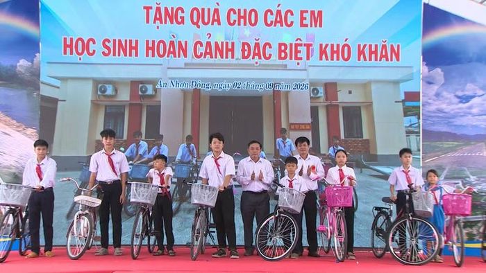  Ban tổ chức trao 10 chiếc xe đạp cho học sinh nghèo vượt khó. Ảnh: Bảo Long 