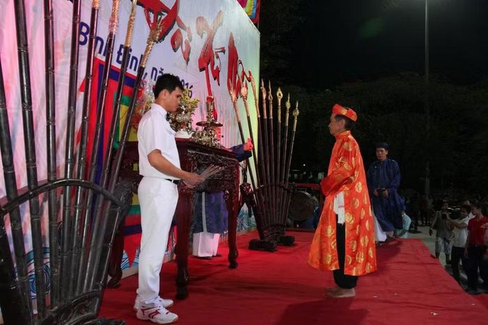  Những nghi thức mang đậm giá trị văn hóa được duy trì tại chương trình Đêm võ đài Bình Định. Ảnh: L.N 