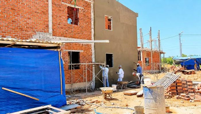 Các hộ dân di dời đến xây nhà tại khu tái định cư Tân Nghĩa để phục vụ giải phóng mặt bằng dự án nâng cấp Cảng hàng không Phù Cát. Ảnh: B.N