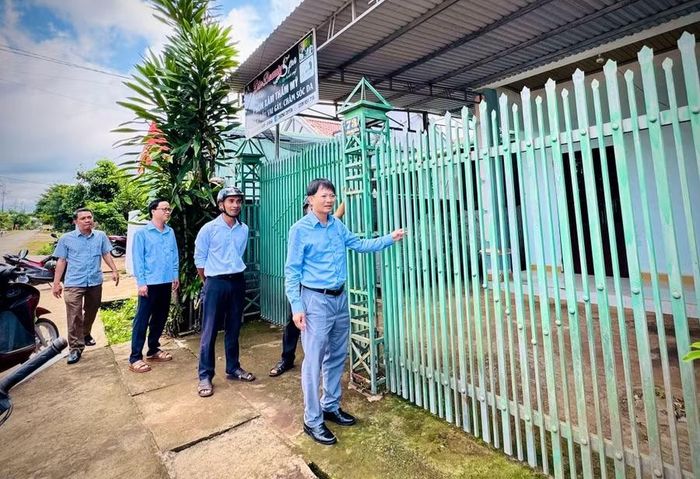 Đại diện lãnh đạo UBND xã và các cơ quan chuyên môn trực tiếp đến các hộ dân trên tuyến đường Hoàng Hoa Thám để tuyên truyền vận động, lắng nghe tâm tư, nguyện vọng của bà con, từ đó tạo sự đồng thuận trong quá trình triển khai dự án. Ảnh: Minh Thoan