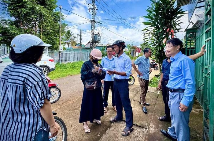 Các hộ dân ảnh hưởng bởi dự án đầu tư, nâng cấp đường Hoàng Hoa Thám ký bản cam kết tự nguyện hiến, bàn giao đất và tài sản không yêu cầu bồi thường. Ảnh: Minh Thoan