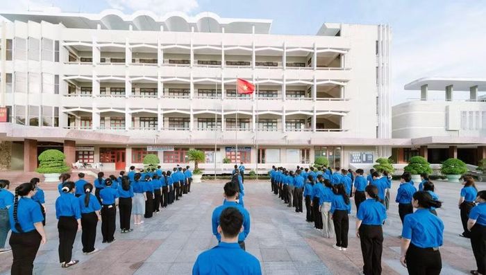 Gần 200 đoàn viên, thanh niên, sinh viên Trường Đại học Quy Nhơn tham gia lễ chào cờ "Tôi yêu Tổ quốc tôi" sáng 2-9. Ảnh: ĐVCC