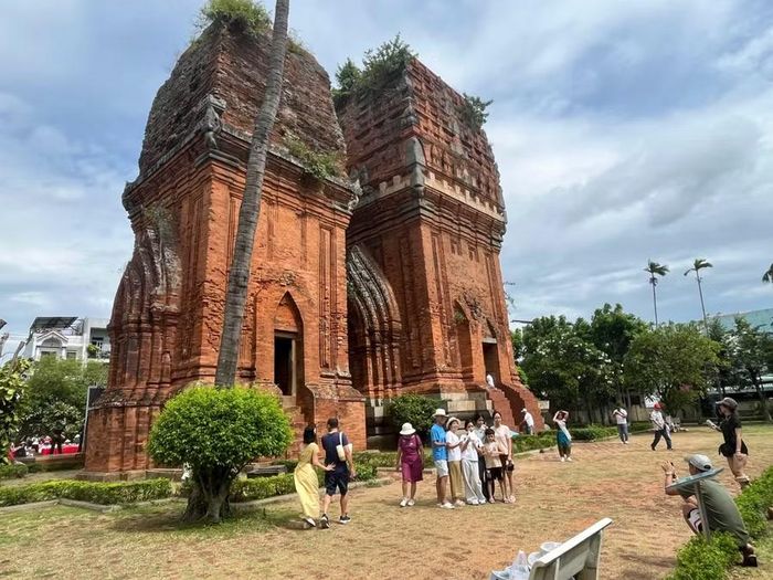  Di tích Tháp Đôi là 1 trong những điểm đến thu hút khách trong dịp lễ Quốc khánh 2-9. Ảnh: H.V 