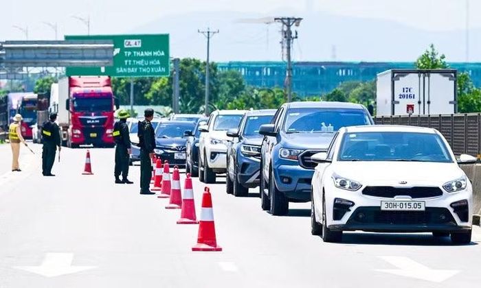 Lực lượng chức năng ứng trực bảo đảm giao thông thông suốt trong kỳ nghỉ lễ. Ảnh: VTC News