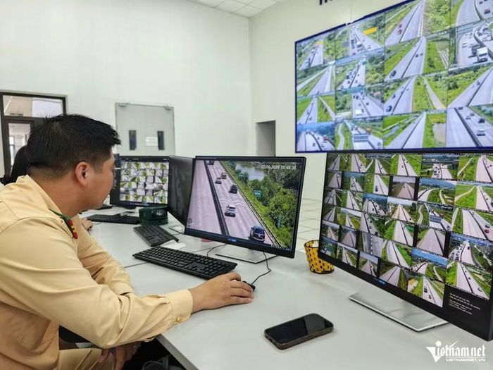 CSGT kiểm tra hình ảnh các phương tiện không giữ khoảng cách trên cao tốc. Ảnh: Đình Hiếu/Vietnamnet