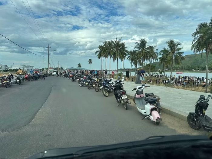 Người dân địa phương theo dõi hoạt động tìm kiếm nạn nhân tại khu vực sông Lại Giang. Ảnh: Cấp cứu Ngọc Tư