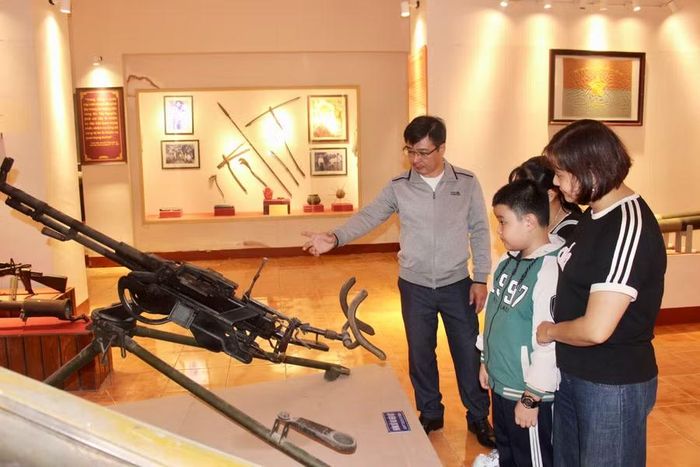 Gia đình anh Hà Thanh Sơn (xã Ia Băng) tham quan, tìm hiểu các hiện vật tại Bảo tàng Pleiku trong dịp lễ 2-9. Ảnh: Minh Chí