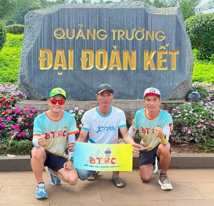 2 runner Nguyễn Thanh Phương (bìa trái) và Nguyễn Thành Tín (bìa phải) thực hiện hành trình chạy kết nối “Đại ngàn chạm biển xanh” với quãng đường 170 km. Ảnh: NVCC