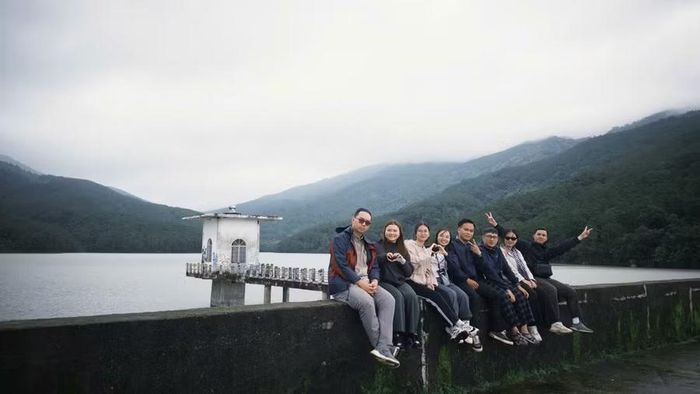 Đập Tân Sơn (xã Biển Hồ) thu hút đông đảo du khách đến tham quan. Ảnh: Hoàng Hoài