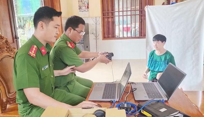Công an xã Ia O cử cán bộ đến tận nhà hỗ trợ làm căn cước cho những trường hợp bị bại liệt, hạn chế khả năng vận động. Ảnh: P.N