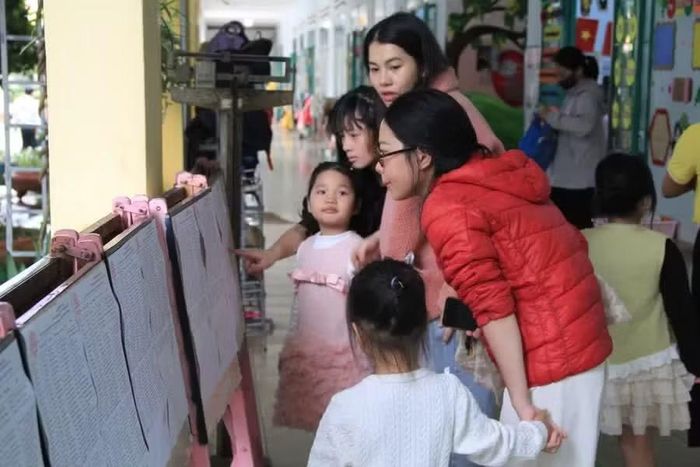 Phụ huynh Trường Mầm non Hoa Hồng (phường Pleiku, tỉnh Gia Lai) đưa con đến trường trong năm học 2025-2026. Ảnh: H.H