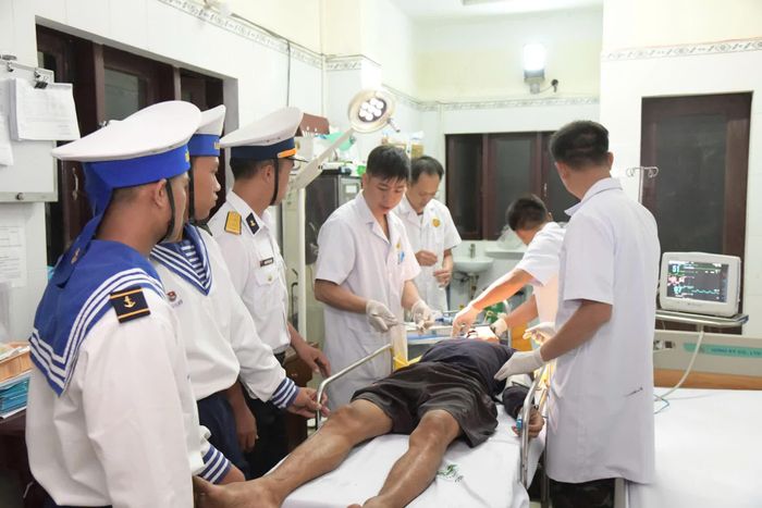 Các y, bác sĩ cấp cứu ngư dân.