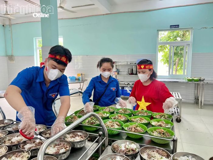 Các đoàn viên Chi đoàn Báo và Phát thanh, Truyền hình Khánh Hòa hỗ trợ tại chương trình.