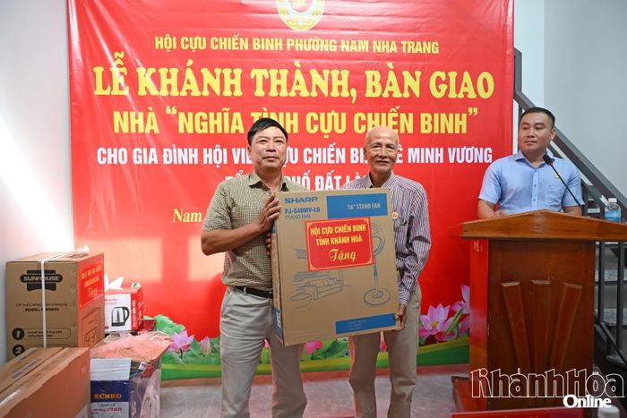 Lãnh đạo Hội Cựu chiến binh tỉnh tặng quà chúc mừng gia đình ông Lê Minh Vương.