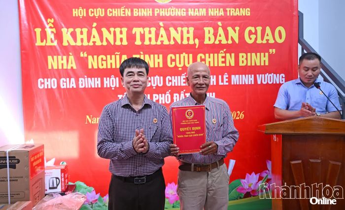 Lãnh đạo Hội Cựu chiến binh phường Nam Nha Trang trao quyết định tặng nhà "Nghĩa tình cựu chiến binh" cho ông Lê Minh Vương.
