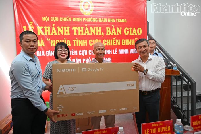 Lãnh đạo Đảng ủy phường tặng quà cho gia đình ông Lê Minh Vương.