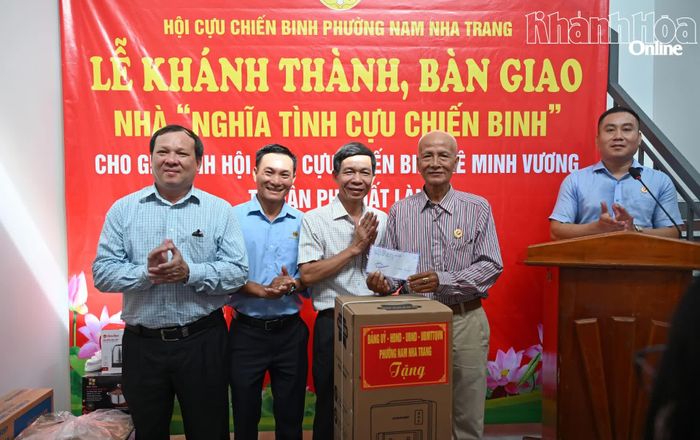 Lãnh đạo HĐND, UBND phường tặng quà cho gia đình ông Lê Minh Vương.