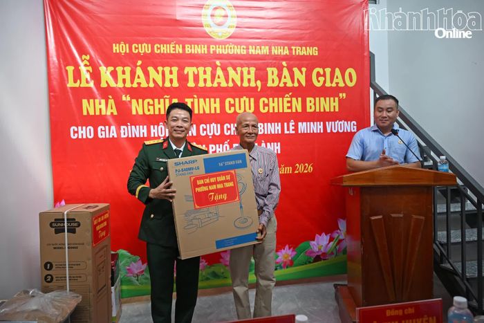Đại diện Ban Chỉ huy Quân sự phường Nam Nha Trang tặng quà cho gia đình ông Lê Minh Vương.