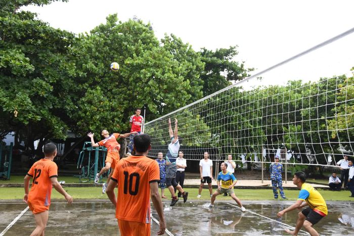 Thi đấu bóng chuyền trên đảo Trường Sa.
