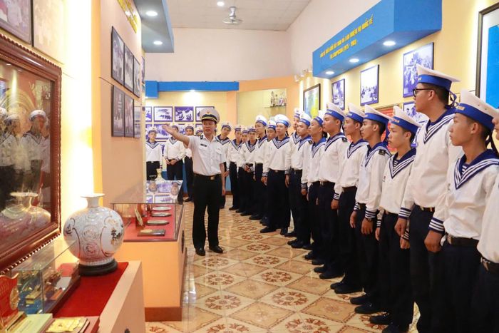 Giáo dục truyền thống cho bộ đội.