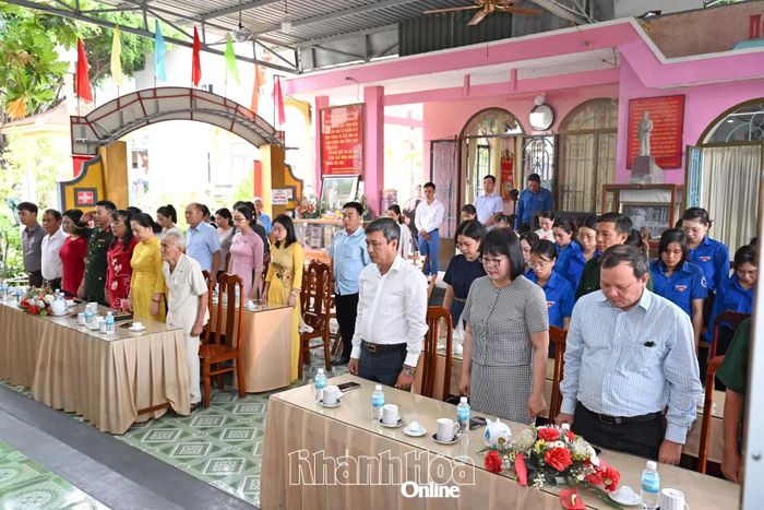 Các đại biểu mặc niệm tưởng nhớ Chủ tịch Hồ Chí Minh.