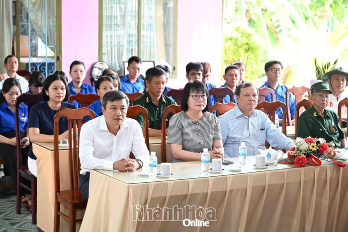 Ông Trần Nam Bình - Bí thư Đảng ủy, Chủ tịch HĐND phường Nam Nha Trang (hàng trên, bên trái) cùng lãnh đạo phường và các đại biểu tham dự buổi lễ.