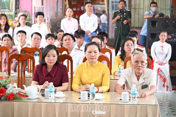 Hàng đầu, từ trái qua: bà Thái Thị Lệ Hằng - Giám đốc Sở Văn hóa, Thể thao và Du lịch; bà Lê Vinh Liên Trang - Phó Trưởng Ban Tuyên giáo Tỉnh ủy; ông Bùi Xuân Phước - người xây dựng khu tưởng niệm tham dự buổi lễ.