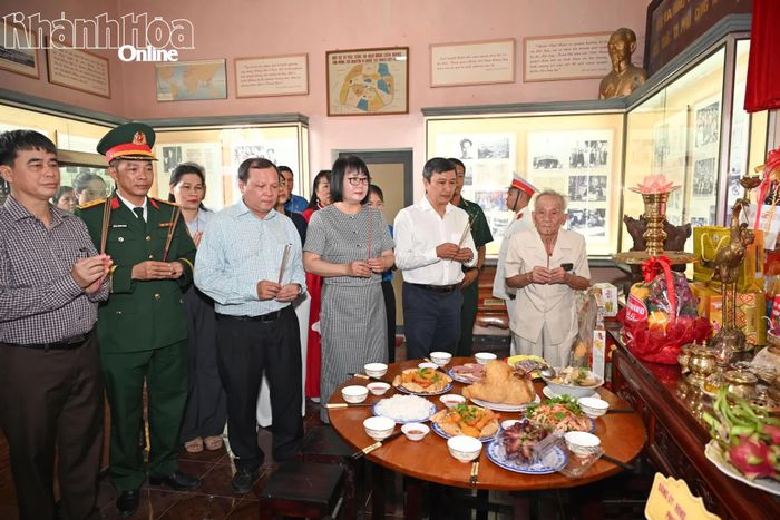 Các đại biểu thành kính dâng hương tại đền thờ Bác Hồ trong khu tưởng niệm.