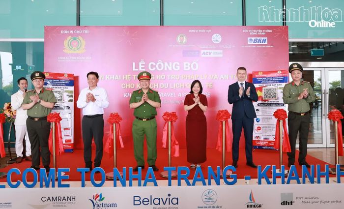 Các đại biểu thực hiện nghi thức cắt băng chính thức đưa hệ thống vào vận hành. 
