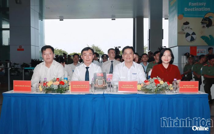 Các đại biểu tham dự buổi lễ.